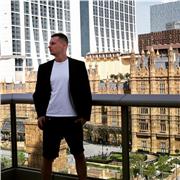 Lehrer für Musikkunst und Schlaginstrumente. Ich kann das Spiel auf Schlagzeug, Gitarren, Xylophon, Hang Pan und Didgeridoo